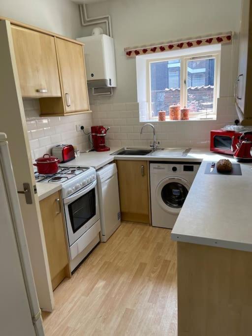 Centre Of Town House 3 Bedrooms Sleeps 5 And Infant Free Onsite Parking 2 Cars King's Lynn Eksteriør billede