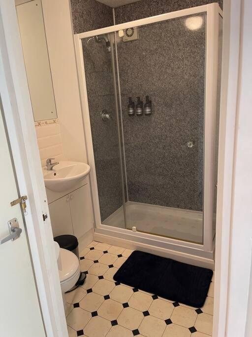 Centre Of Town House 3 Bedrooms Sleeps 5 And Infant Free Onsite Parking 2 Cars King's Lynn Eksteriør billede